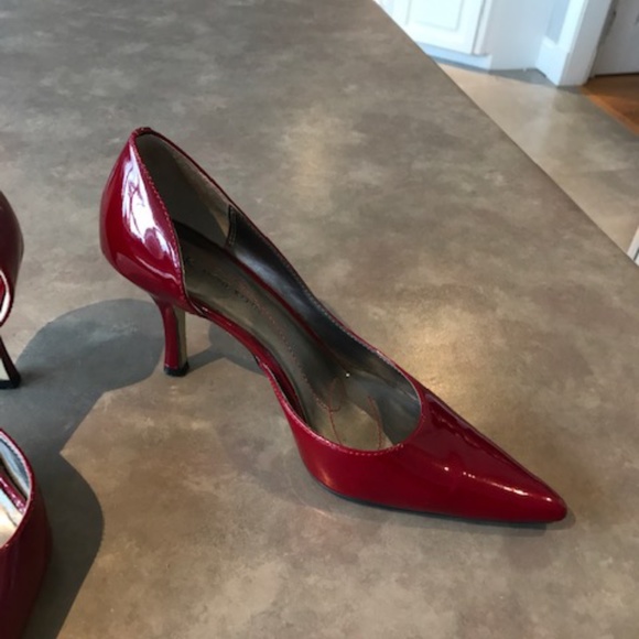 (2* for $30) Anne Klein burgundy patent shoes - Size 6 - Picture 5 of 8